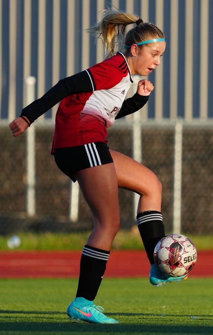 Pewaukee's Addi Burkemper (20) makes a pass during the match at home against Arrowhead, Friday, April 12, 2024.